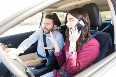 Yakışıklı adam araba cep telefonuyla ve konsantrasyon kaybetmek sürücü sırasında kontrolünü alır