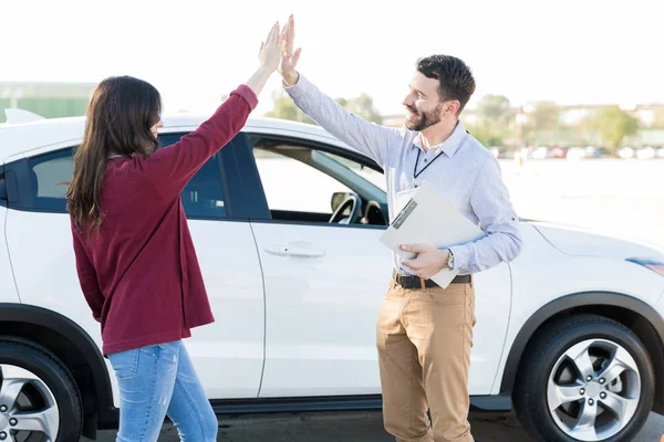 Nöjd Coach Och Ung Kvinna Ger High Five Efter Avslutad — Stockfoto