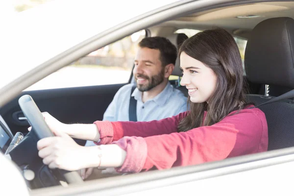 Sorridente Giovane Donna Godendo Guida Auto Con Uomo Durante Viaggio — Foto Stock