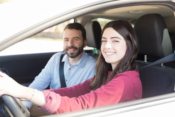 彼氏の車の中運転席に座っている豪華な若い女性の肖像画 — ストック写真