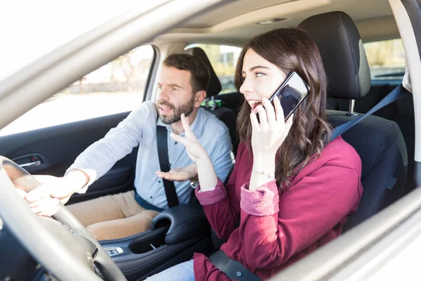 Bel Homme Prend Contrôle Voiture Tandis Que Conducteur Utilisant Téléphone — Photo