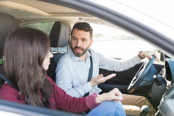 Beau Latin Homme Volant Tout Querellant Avec Femme Voiture — Photo