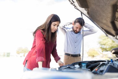 Yolculuk sırasında arıza car yakınındaki çok ırklı çift ayakta