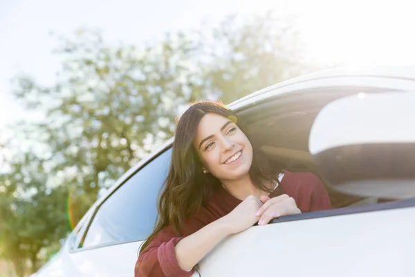 Gyönyörű Fiatal Mosolyogva Miközben Néz Kocsi Ablakon — Stock Fotó