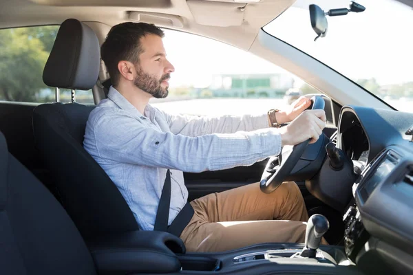 Vista Lateral Del Hombre Guapo Conduciendo Coche Prestando Atención Carretera — Foto de Stock