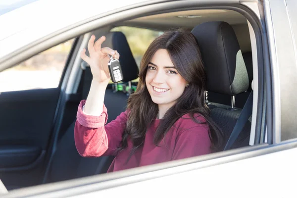 Anahtar Arabada Gösterilen Süre Gülümseyen Güzel Kadın Portresi — Stok fotoğraf
