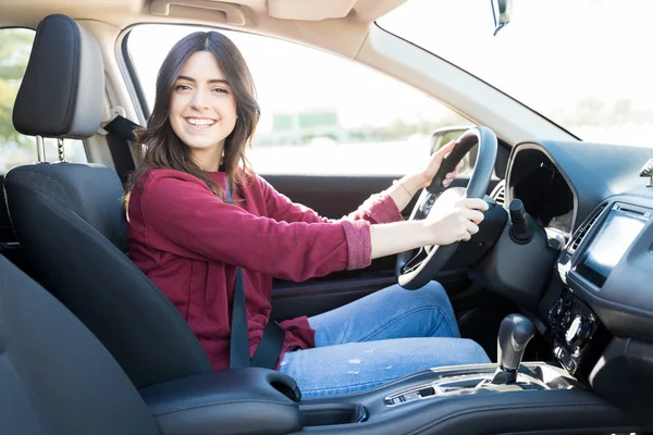 新しい車を運転している間笑顔かわいい若い女性の肖像画 — ストック写真