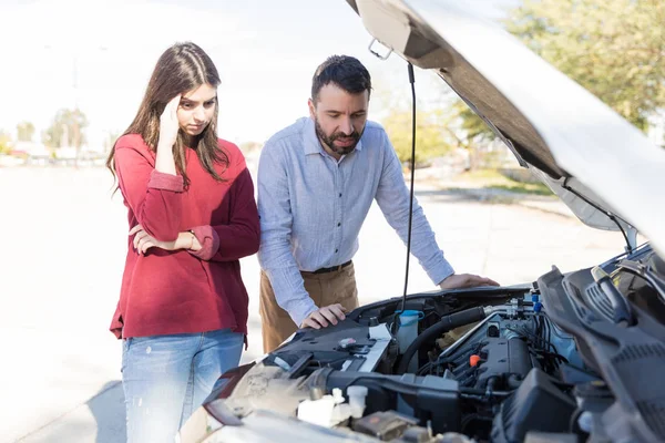 Upset Young Woman Standing Man Checking Engine Broken Car Road — Stock Photo, Image