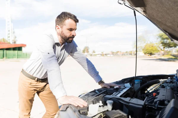 Homme Adulte Sérieux Appuyé Sur Voiture Panne Milieu Route — Photo