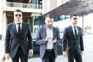 Gizli servis ajanları şehirde cep telefonunda politikacı manifatura eşlik