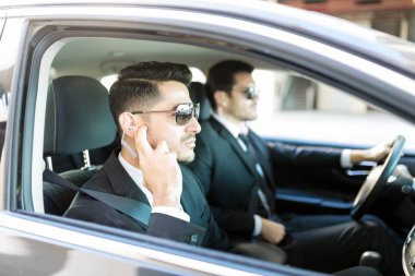 Arabanın içinde otururken güvenlik talimatları için dinleme koruma
