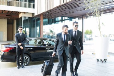 Gizli servis ajanları için ünlü kişi ve ofis dışından lüks arabasını koruma sağlayarak