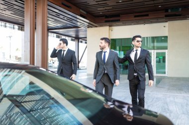 Özel Güvenlik ajanları ile ünlü kişilik araba doğru yürürken çevreleyen incelenmesi