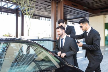 Mali dolandırıcılık durumda işadamı araba doğru iterek genç gizli ajanların