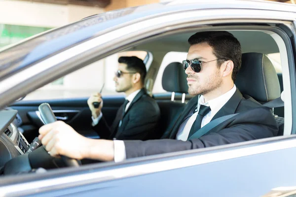 Garde Corps Conduisant Une Voiture Luxe Assis Par Collègue Pendant — Photo