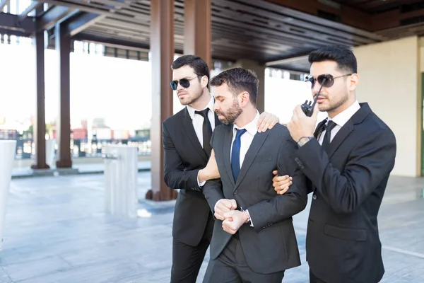 Police Officer Using Radio While Arresting White Collar Criminal Help — Stock Photo, Image