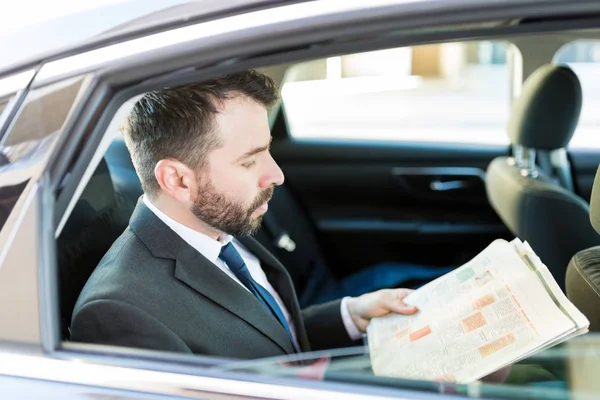 Yakışıklı Yetişkin Işadamı Arabanın Içinde Otururken Gazete Okuma Orta — Stok fotoğraf