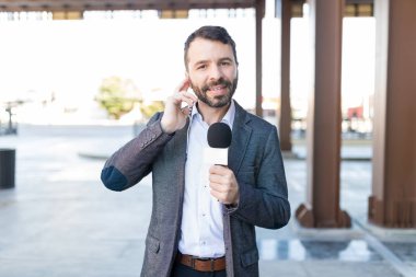 Mikrofon kulaklık, bir yayın dinlerken tutan orta yetişkin Tv muhabiri portresi