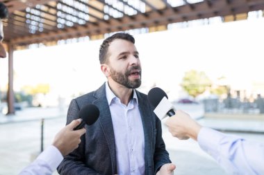 Ofiste şehir dışında girişimci röportaj haber gazetecilere kırpılmış görüntü