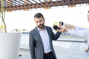 İspanyol icra gazeteciler açık havada veren röportaj reddetme