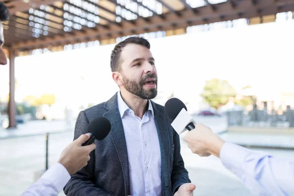 Imagen Recortada Reporteros Entrevistando Empresario Fuera Oficina Ciudad — Foto de Stock