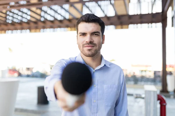 Retrato Repórter Hispânico Confiante Segurando Microfone Livre — Fotografia de Stock