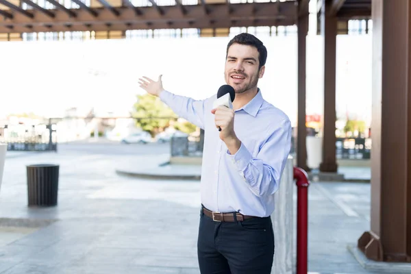 Attractive Young Newscaster Gesturing While Talking Mic Broadcast Outdoors — Stock Photo, Image