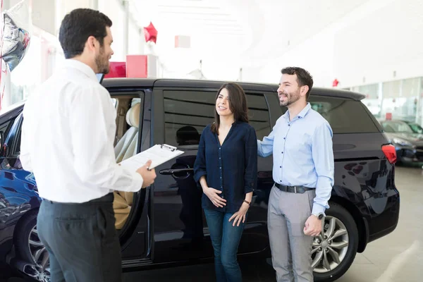 Vendeur Discuter Des Caractéristiques Voiture Avec Les Clients Concession — Photo