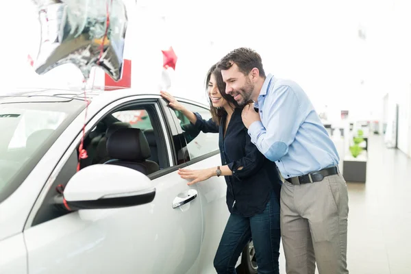 Smiling Latin Man Woman Love Luxury Car Showroom — Stock Photo, Image