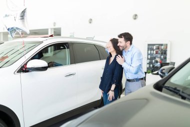 Ona bir sürpriz içinde araba Bayilik vermek için kadının gözleri kapsayan orta yetişkin erkek