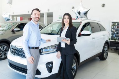 Yetişkin kendine güvenen satıcı showroom sağlanması müşterinin finansal kiralama deneyimi kolaydır