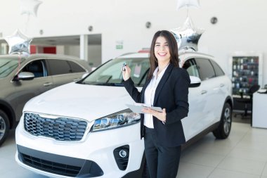 Bayilik Pano ve araba anahtarları tutan profesyonel satış uzman portresi