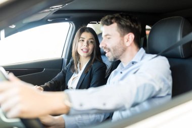 Büyüleyici pazarlamacı etkileyici görüntüsünü araba galerisinde müşteri yapma