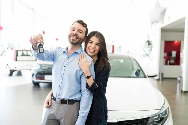 Porträt Eines Glücklichen Und Romantischen Erwachsenen Paares Mit Autoschlüssel Autosalon — Stockfoto