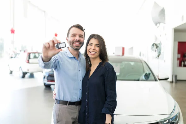 Cheerful Latin Man Woman Smiling While Showing New Car Keys — Stock Photo, Image