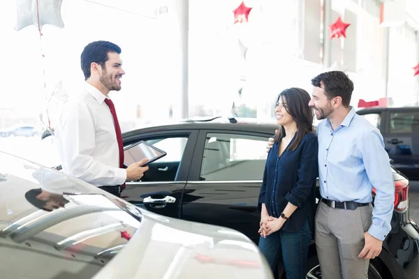 Latin Couple Having Informative Discussion Salesperson Buying Car — Stock Photo, Image