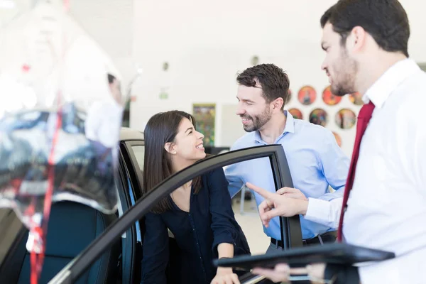 Showroom Araba Denetlerken Birbirine Bakarak Içerik Kadın Erkek Müşteriler — Stok fotoğraf