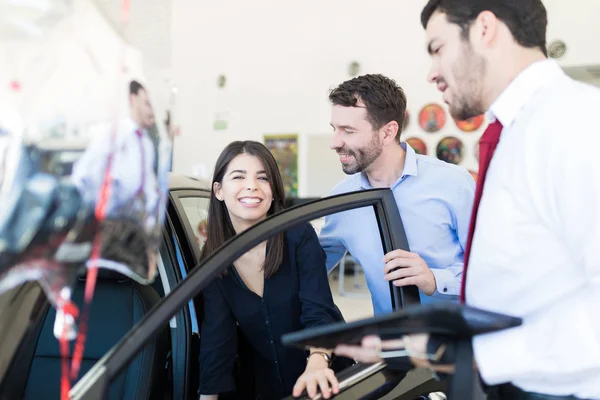 Latin Customers Checking Out Car Smiling Automobile Showroom — Stock Photo, Image
