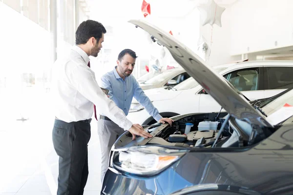 Mitte Erwachsener Geschäftsmann Prüfung Auto Motor Vor Dem Kauf Auto — Stockfoto