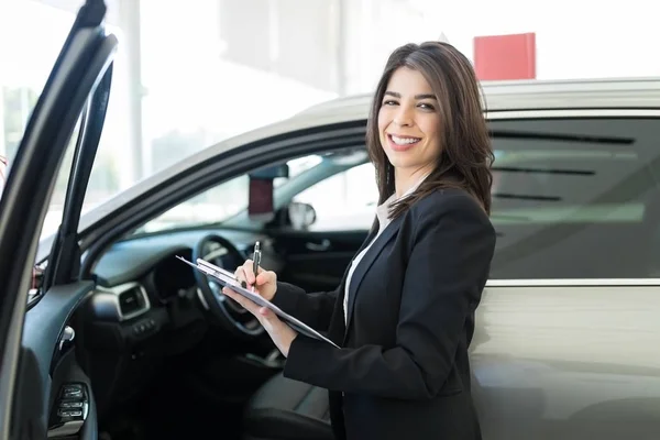 Brünette Verkäuferin Schreibt Spezifikation Des Auto Interieurs Salon — Stockfoto