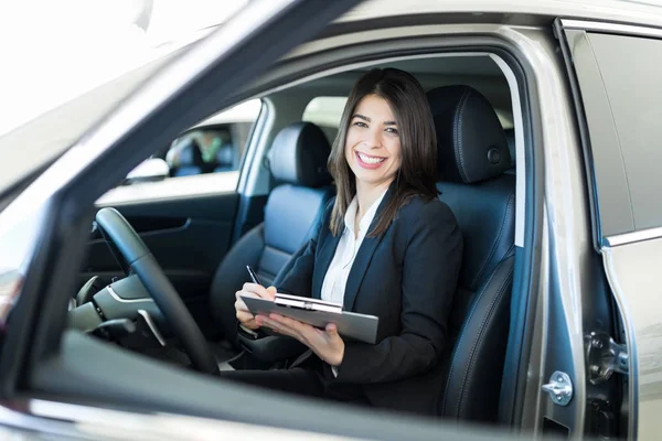 Representante Ventas Buen Aspecto Escribiendo Portapapeles Mientras Está Sentado Coche —  Fotos de Stock