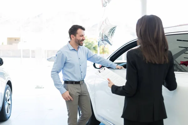 Souriant Adulte Client Qui Prévoit Acheter Une Voiture Luxe Chez — Photo