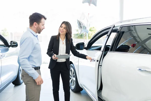 Mooie Verkoper Koninklijke Auto Deur Voor Client Inspecteren Landschapskenmerken Showroom — Stockfoto