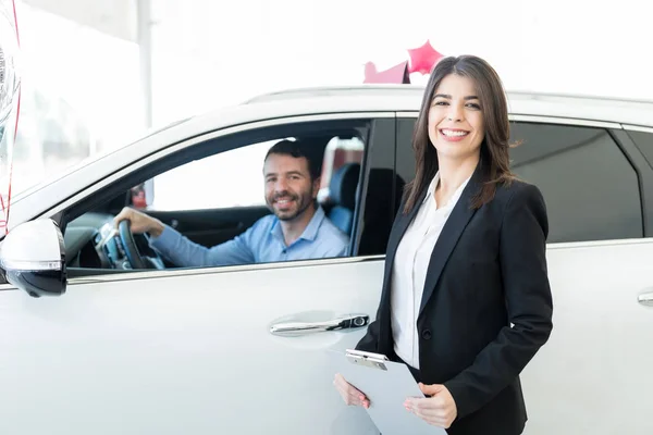 Beautiful Sales Representative Providing Service Customer Car Dealership — Stock Photo, Image