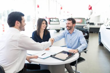 Araba showroom satın üzerinde çift için iyi dilek veren Orta yetişkin temsilcisi