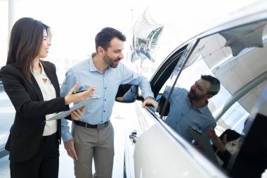Yakışıklı erkek müşteri etkilendim Bayilik lüks otomobilin iç tarafından