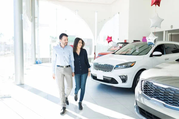 Casal Elegante Escolhendo Novo Automóvel Enquanto Caminhava Por Carros Luxo — Fotografia de Stock