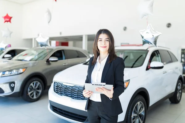 Pretty Car Dealer Dedicated Provide Best Possible Customer Service Dealership — Stock Photo, Image