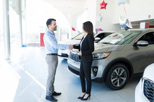 Full Length Customer Being Welcomed Employee Working Car Dealership — Stock Photo, Image
