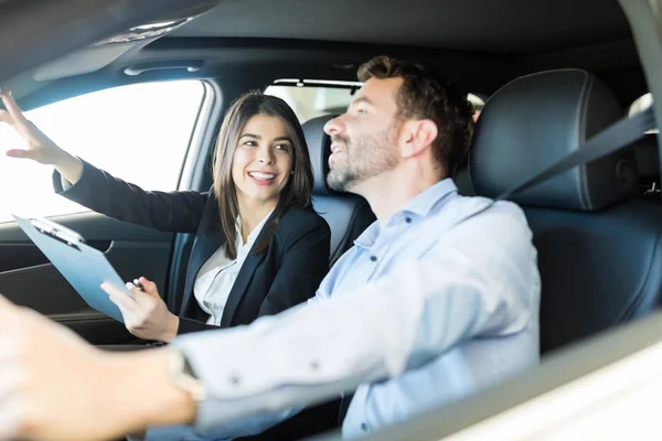 Venditrice Fiduciosa Che Mostra Tutte Caratteristiche Dell Auto Cliente Presso — Foto Stock